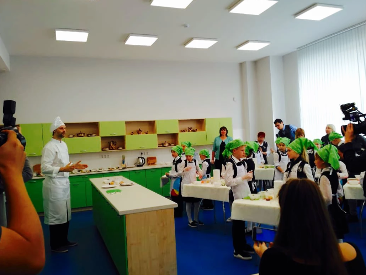 Более 300 тысяч школьников Екатеринбурга обучены в рамках программы «Разговор о правильном питании»