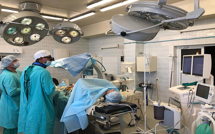 Хирурги Свердловского госпиталя ветеранов войн провели уникальную гибридную операцию