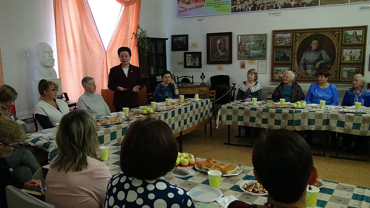 «Серебряных» волонтеров Екатеринбурга поздравили с Днём пожилого человека