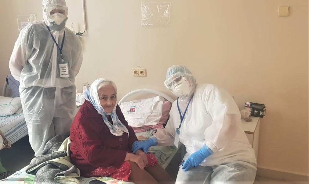 95-летнюю березовчанку благополучно выписали из ковидного госпиталя Березовской ЦГБ