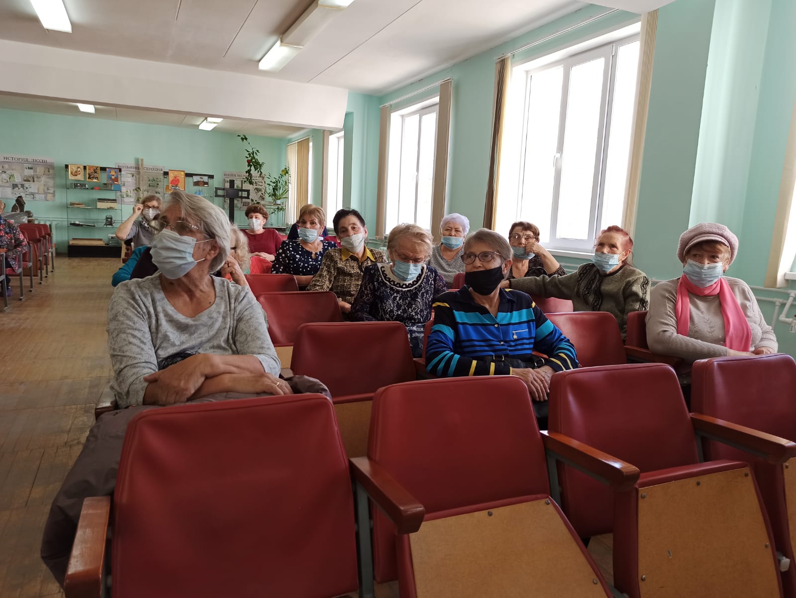 Березовская ЦГБ поздравила своих пенсионеров с праздником